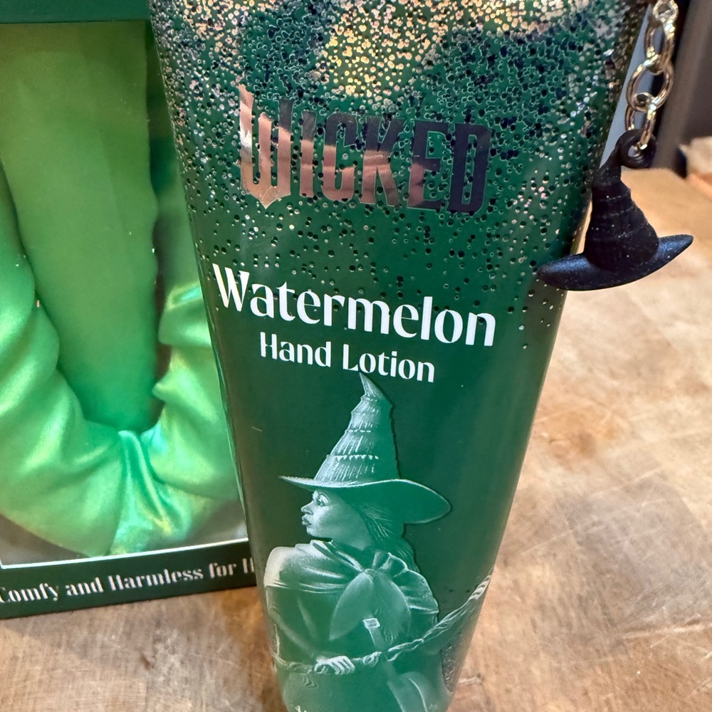 WICKED Green Heatless Curling Rods Set Witch Hair Brush Watermelon Lotion NEW - Picture 14 of 16